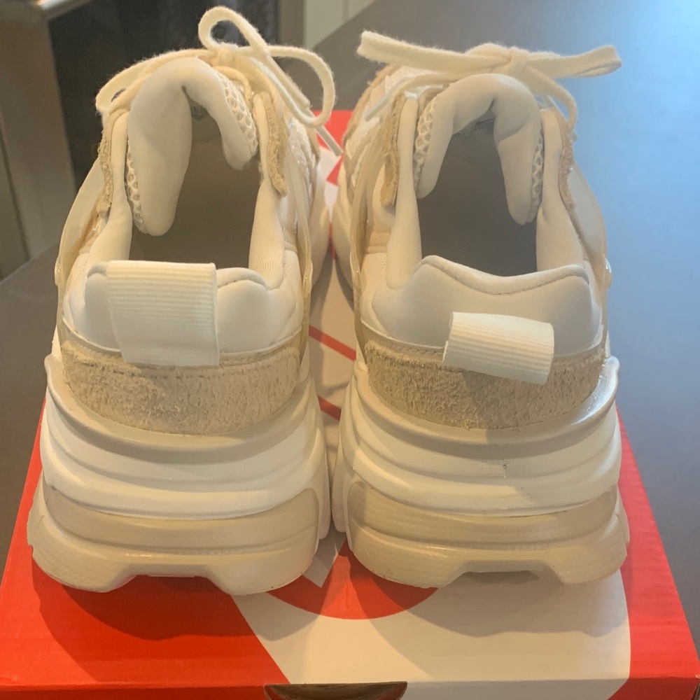 Nike Cream and White Athletic Shoes - Picture 3 of 6